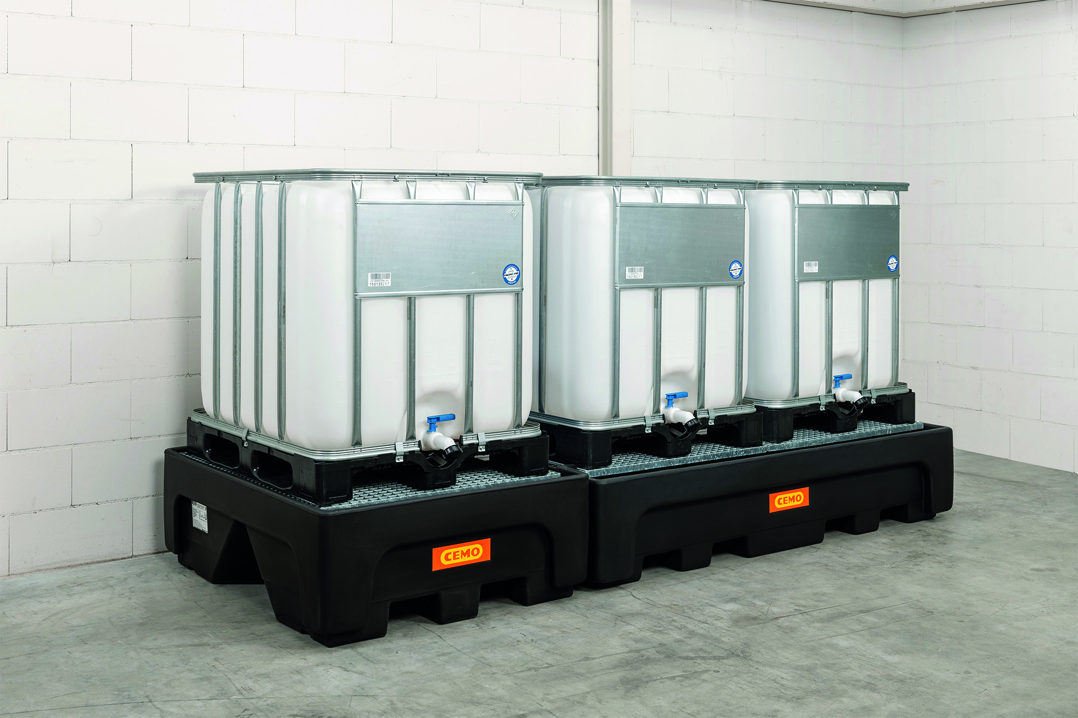 Mit der IBC-Erweiterungswanne 500/1-PE kann die IBC-Auffangwanne 1100⁄2-PE auf beiden Seiten erweitert werden