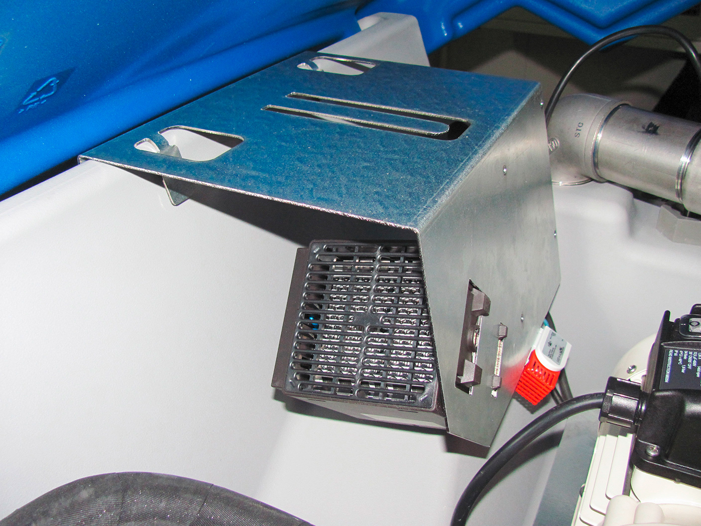 CUBE-AdBlue-Tank_Detail-Heizung-Thermostat CUBE-AdBlue®-Tank – Heizung und Thermostat Outdoor-Ausstattung