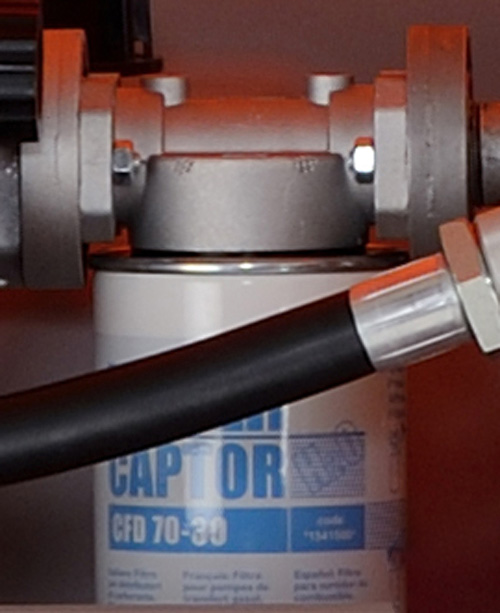 Filter mit Wasserabscheider montiert an CUBE-Dieseltankanlage, Maschine