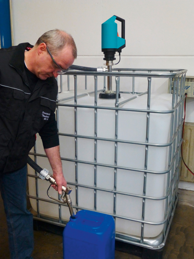 Fasspumpe-mit-IBC_Anwendung-neu Anwendungsbeispiel der Fass- und IBC-Pumpe elektrisch auf IBC-Tank