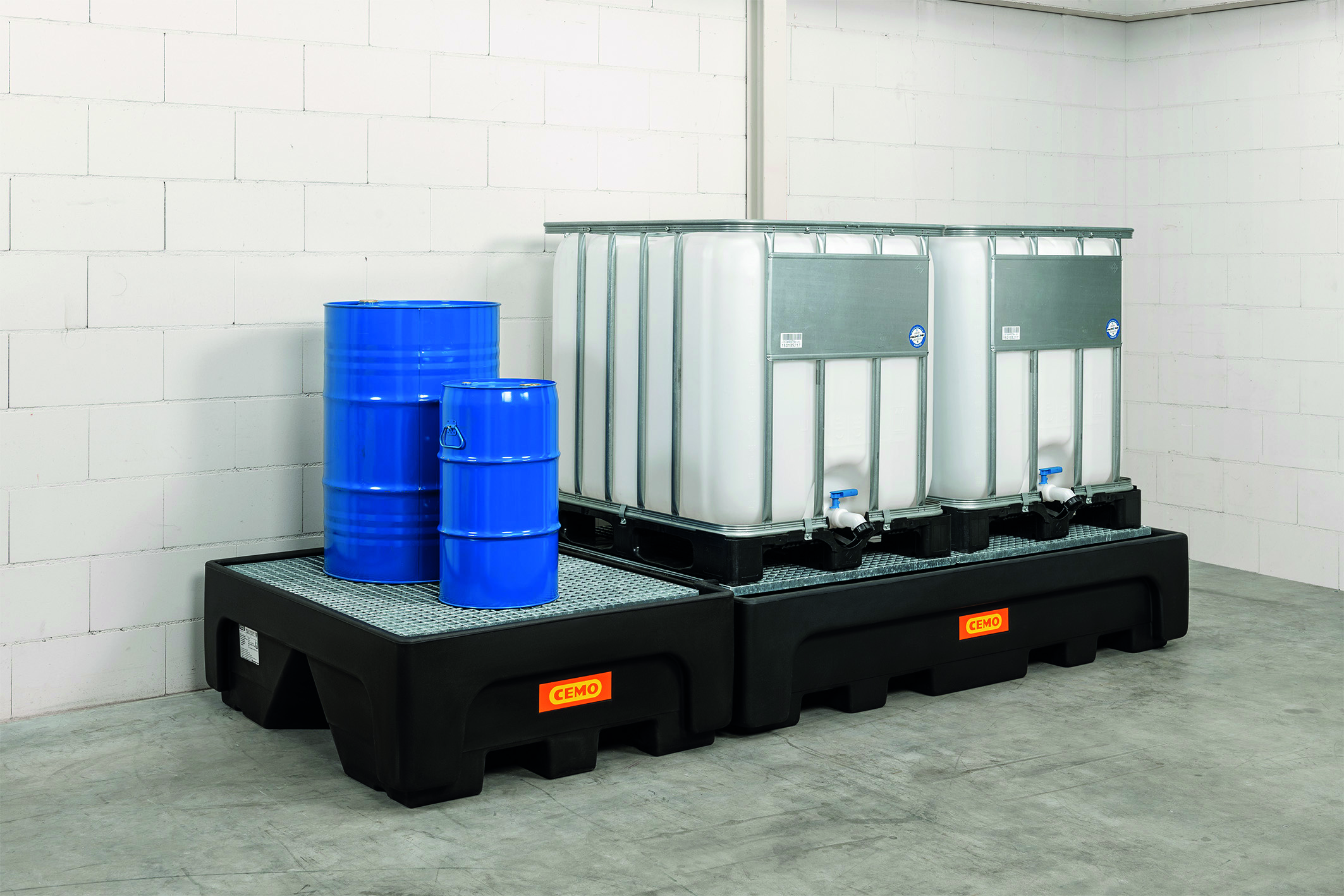 Beispiel: IBC-Erweiterungswanne 500/1-PE kann IBC-Auffangwanne 1100⁄2-PE auf beiden Seiten erweitert werden
