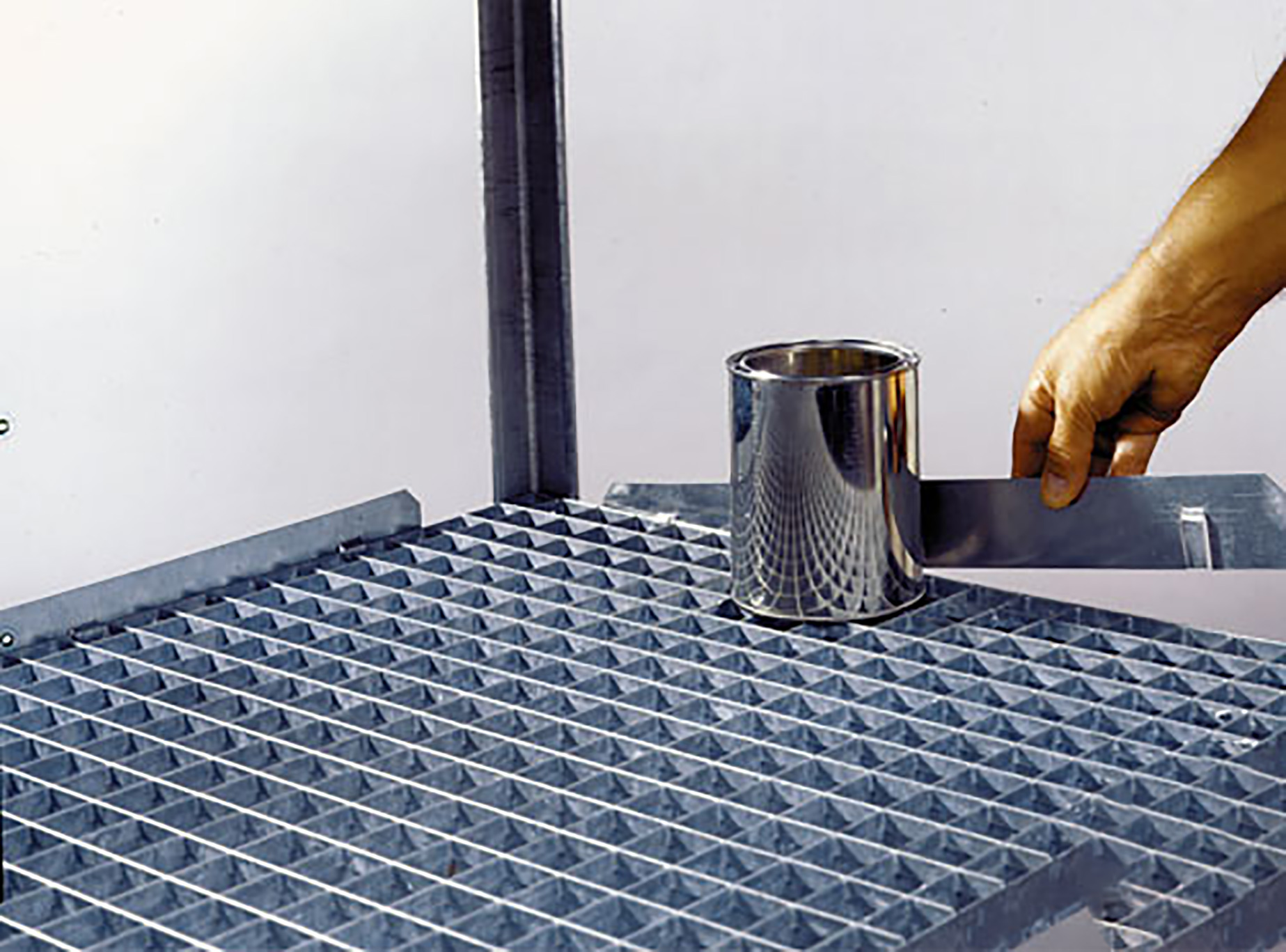 ecfd55e770e64f8d48c25f99c4955770 Beispiel Stahlgitterrost, verzinkt mit Randleisten, Pokal